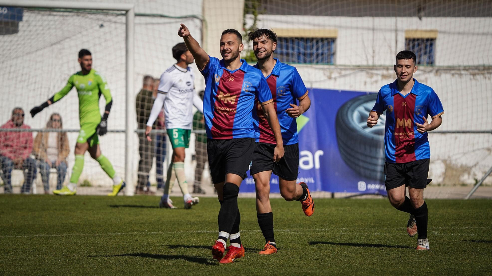Dani Herrera anotó los tres goles del Jerez Industrial.
