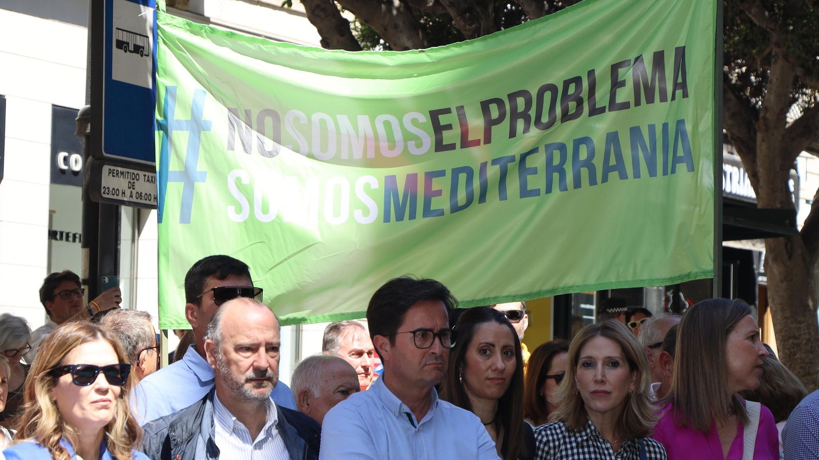 El alcalde ejidense, Francisco Góngora, ha encabezado la concentración ante Costas.