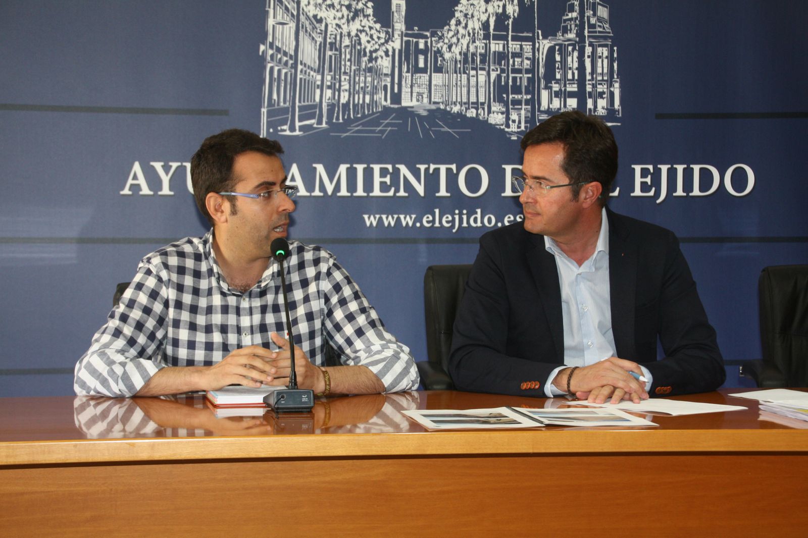 Fran Fernández, portavoz de la Plataforma en Defensa de Balerma, y el alcalde de El Ejido, Francisco Góngora.