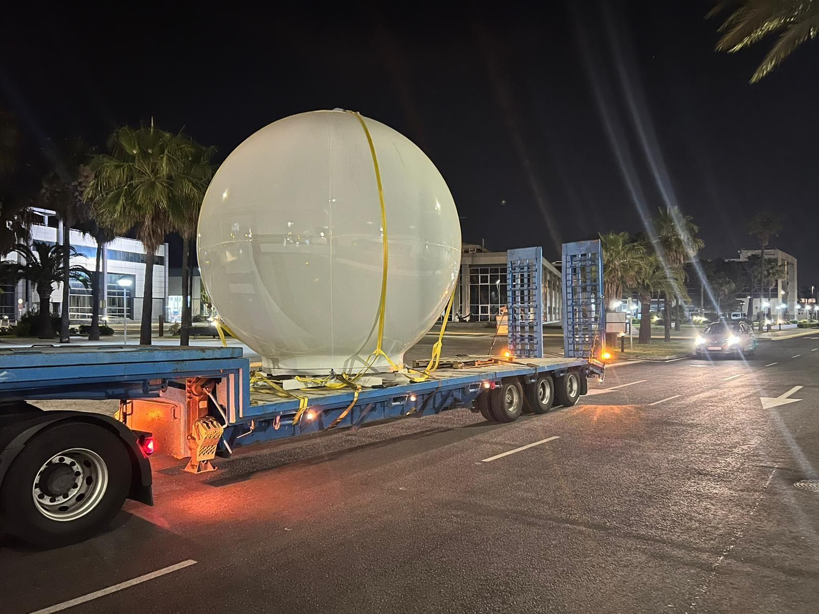 Operativo especial en Zona Franca para el traslado de un satélite de crucero