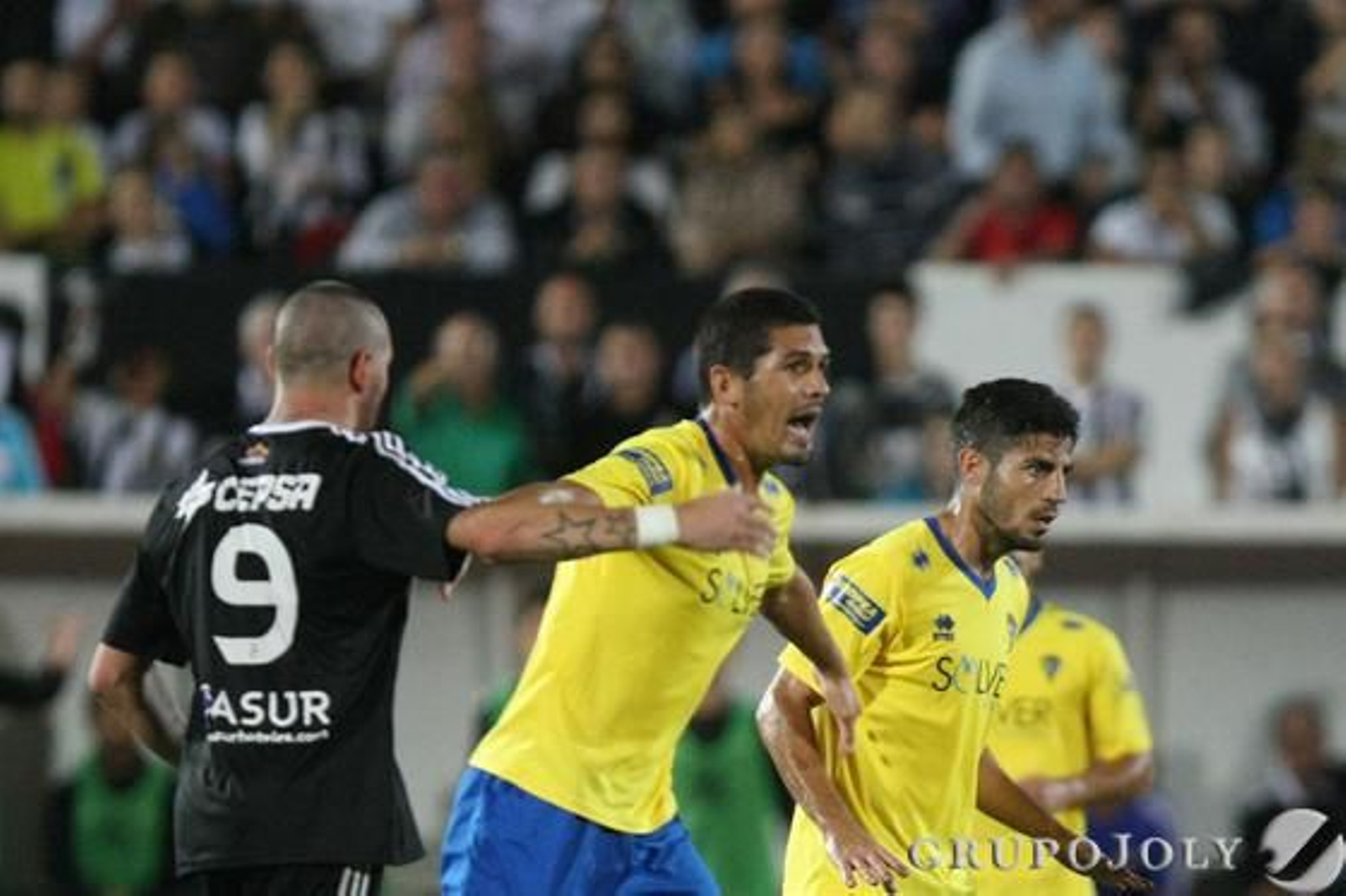 Garrido protesta al colegiado.

Foto: Paco Guerrero
