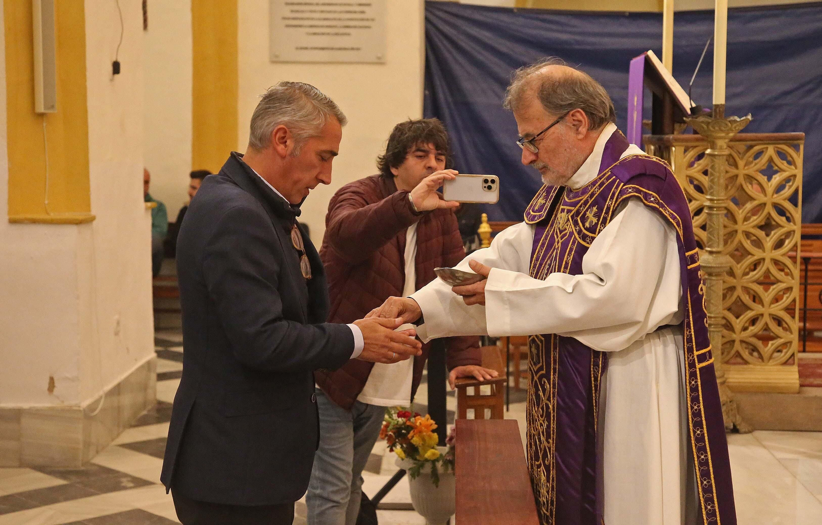 La ofrenda floral del Algeciras CF a la Virgen de la Palma, en imágenes