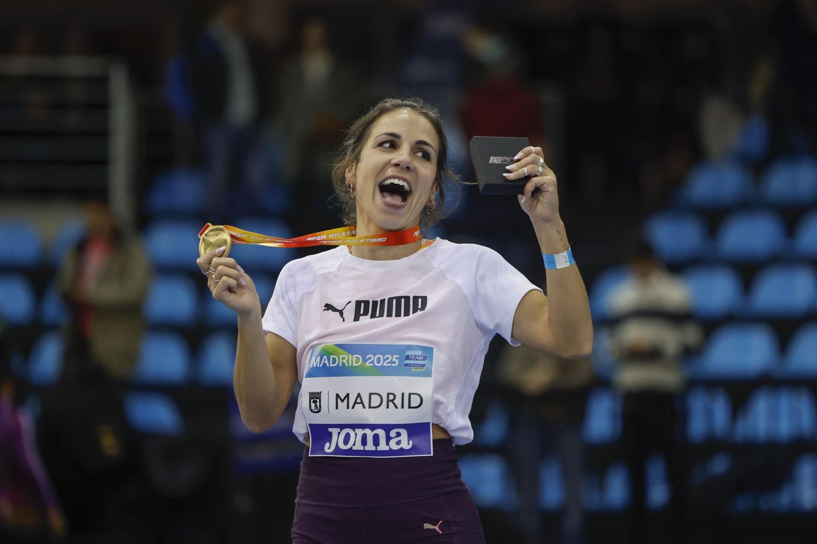 Maribel Pérez, en el podium con su medalla de oro.