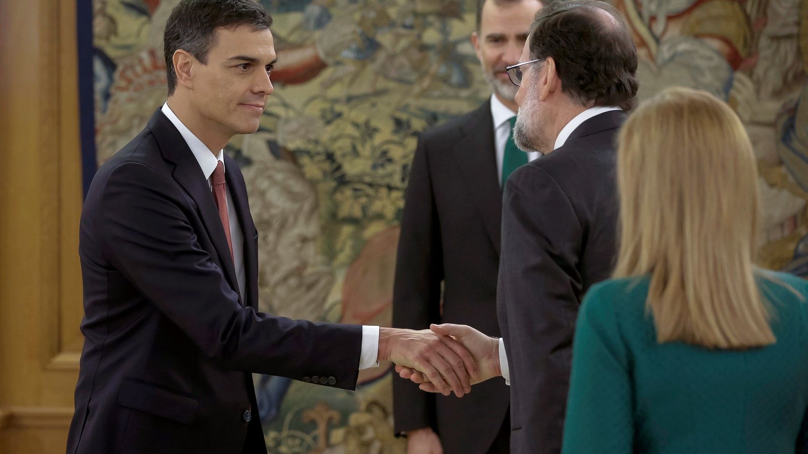Pedro Sánchez y Rajoy se saludan ante el Rey.