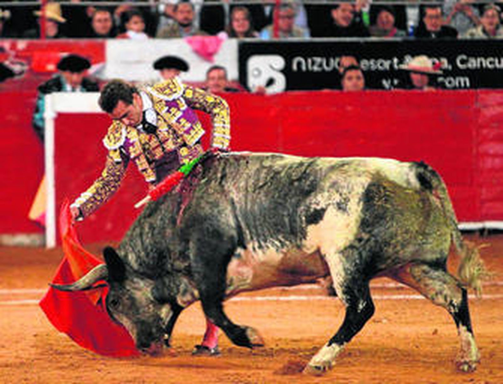 El Fandi, en un derechazo al toro 'Bomboncito', de Huerta, al que indultó en la México.