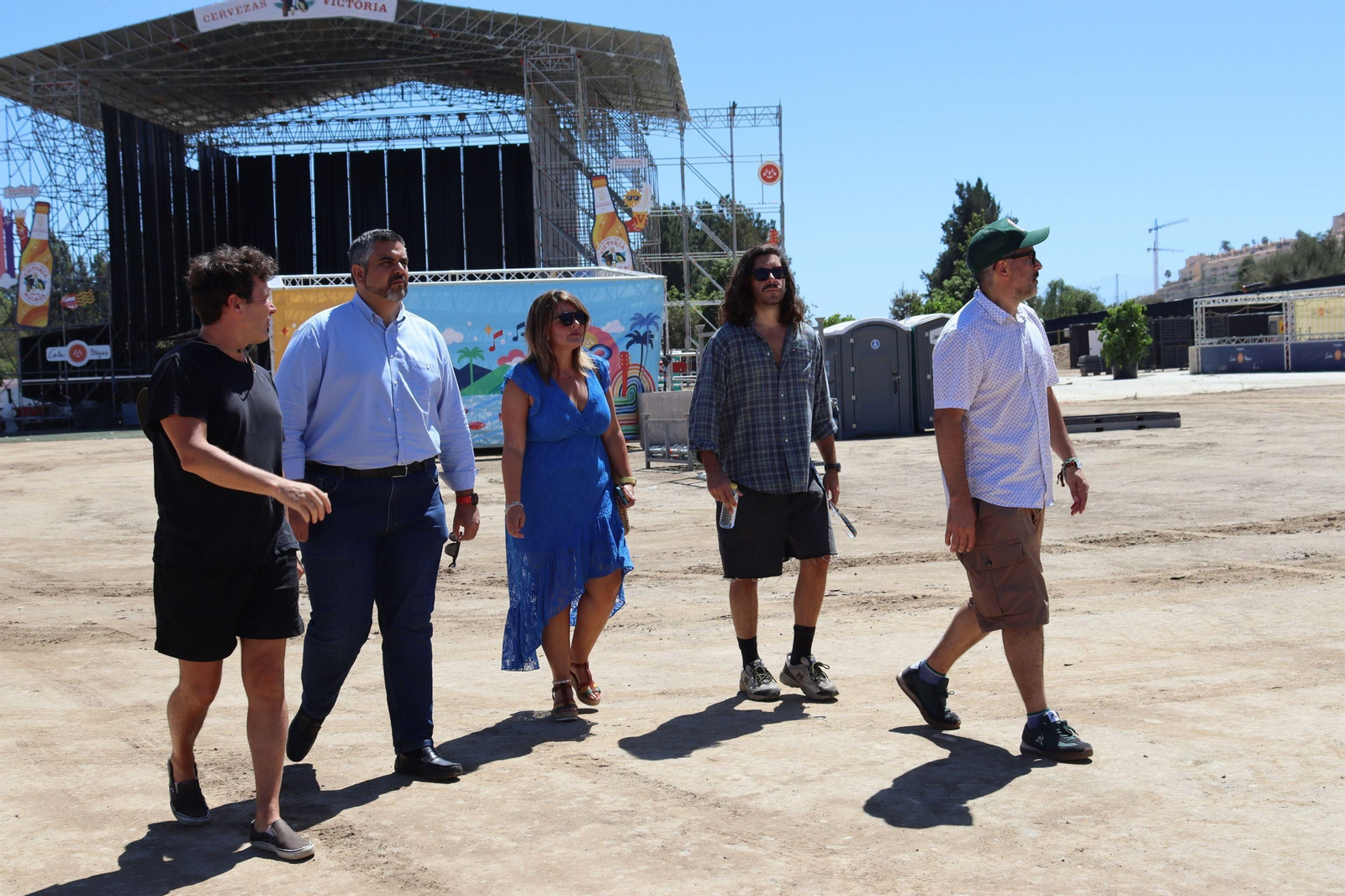 El alcalde de  Mijas , Josele González; la concejala de  Fiestas, Tamara Vera, y miembros del festival asisten al festival  Cala Mijas.