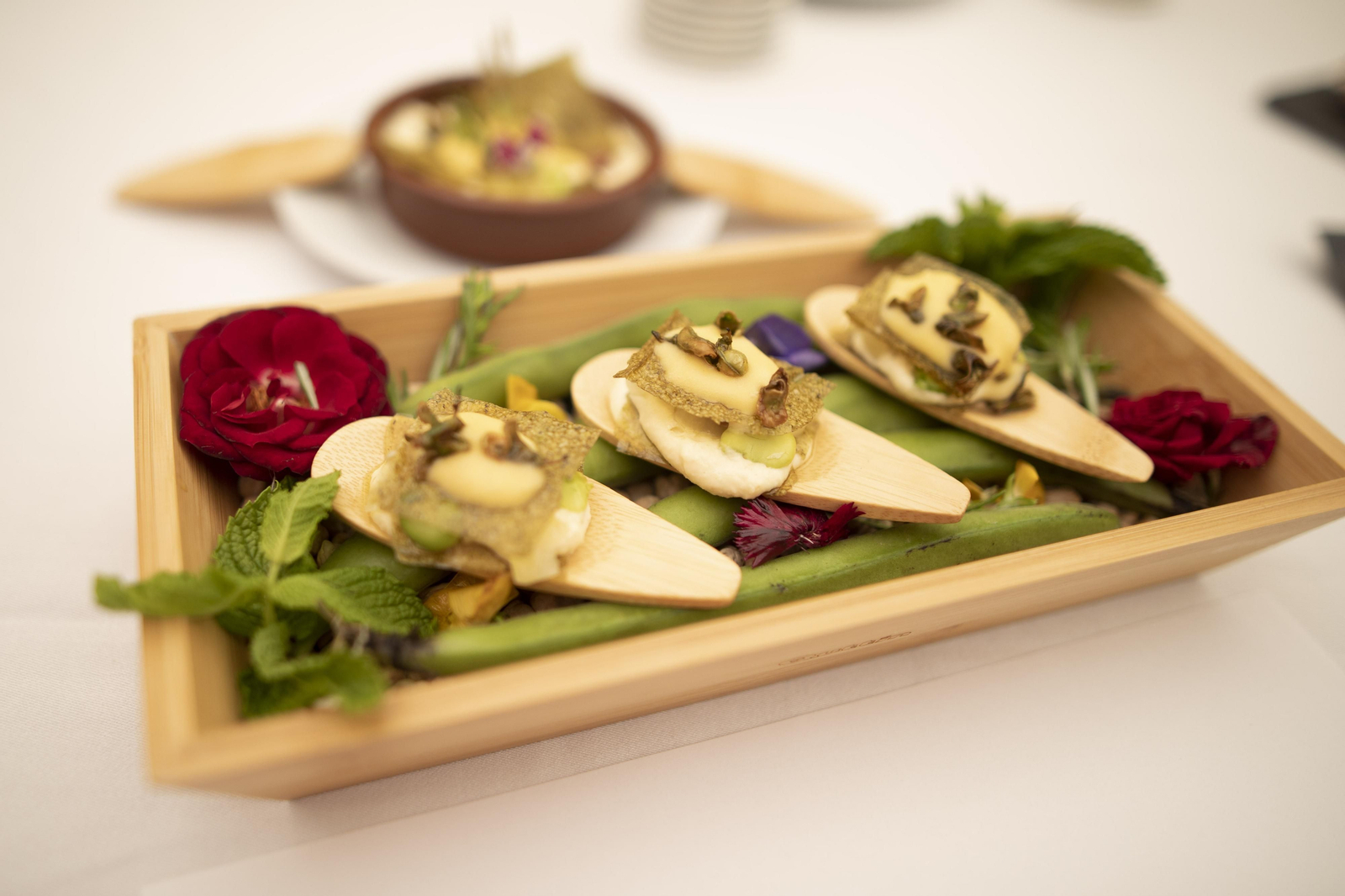 Snack de Habitas con Humus de Huevo Frito (Caseta La Cueva del Curro)