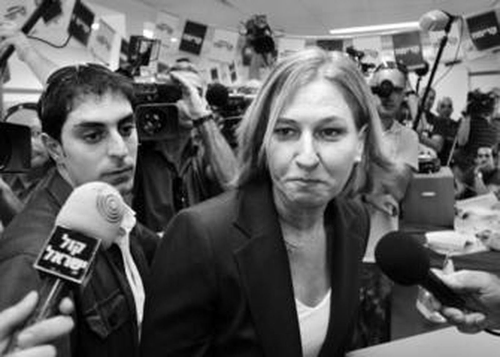 Livni responde a los periodistas después de depositar su voto en Jerusalén.