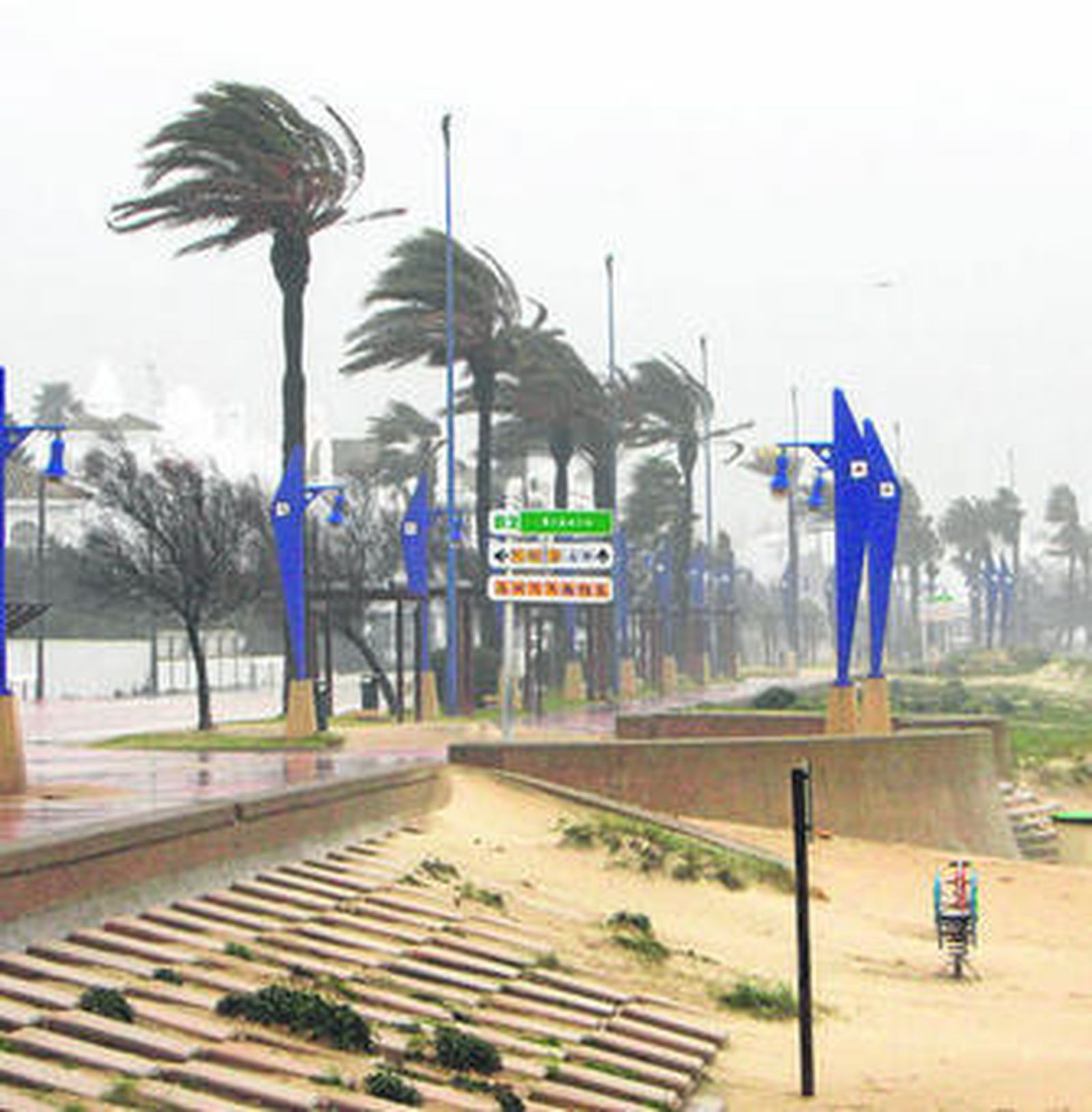 Imagen del paseo marítimo de La Barrosa, en la tarde del pasado domingo.