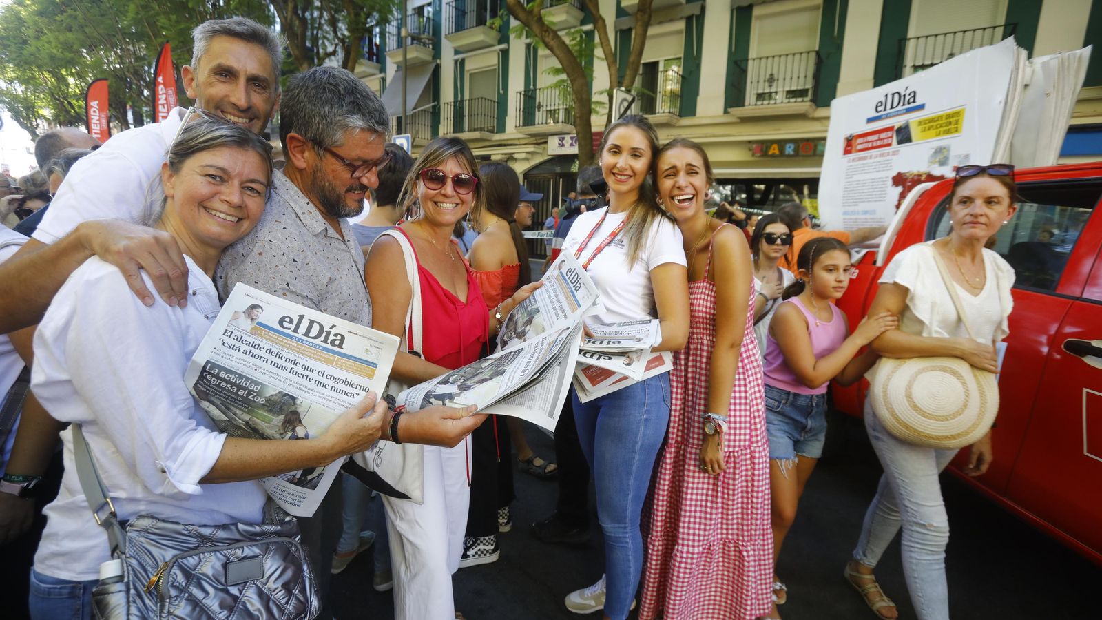 Público de La Vuelta junto al 'stand' de el 'Día'.