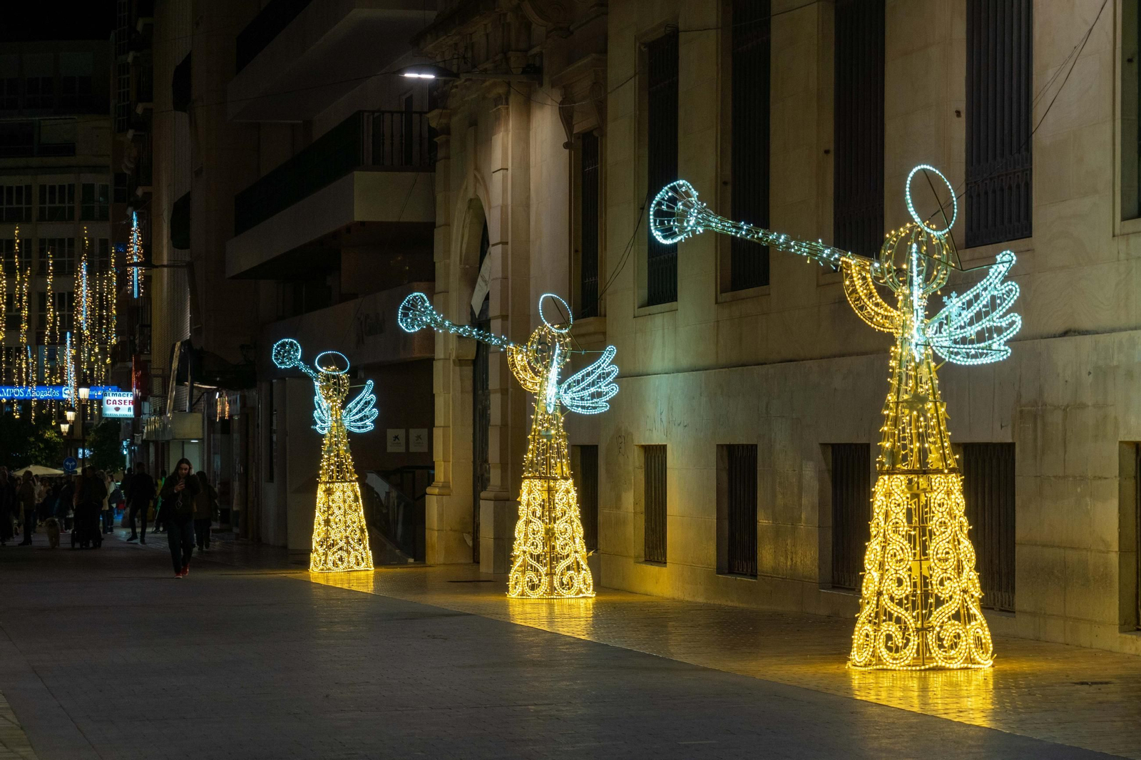Imágenes de la ciudad de Huelva iluminada por las luces de Navidad