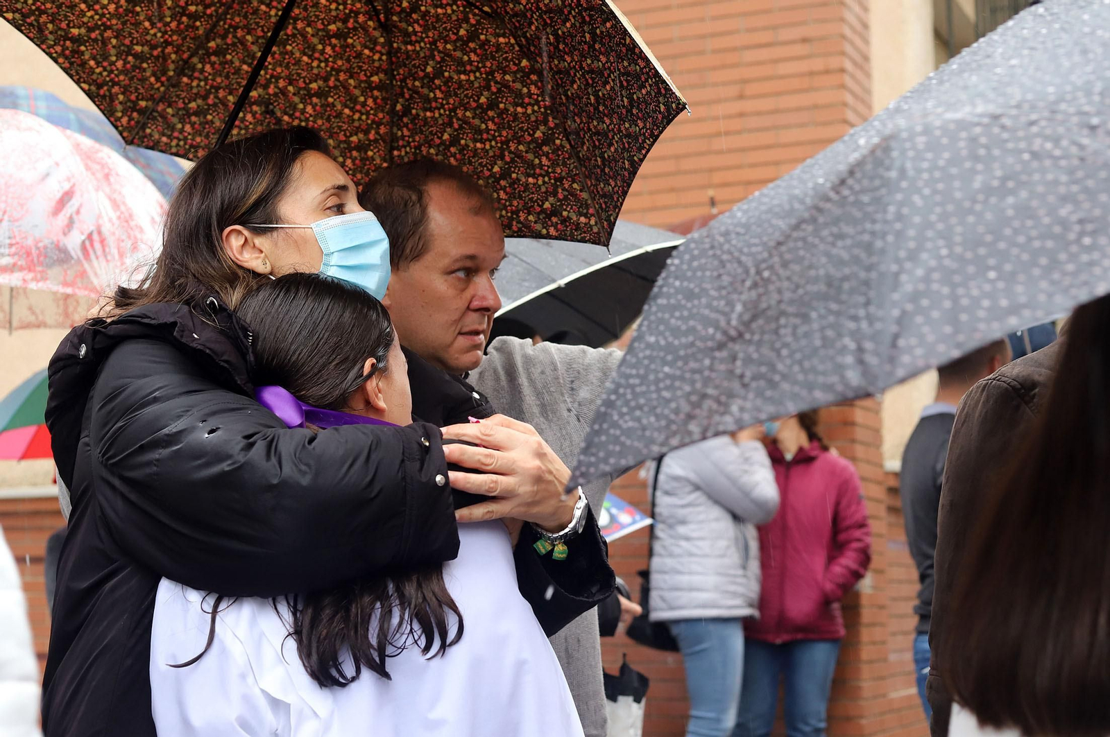 Imágenes de la procesión del Cautivo  bajo la lluvia en Huelva