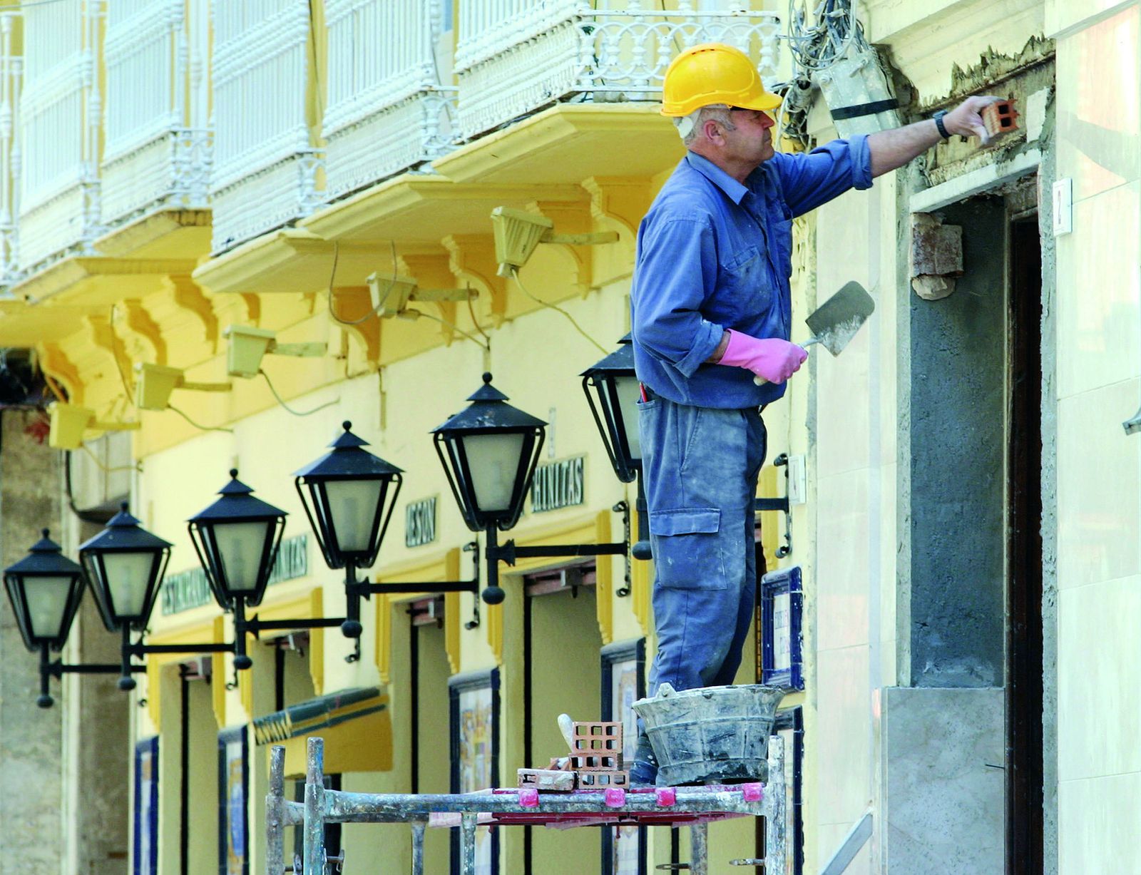 Un albañil trabajando en Málaga.
