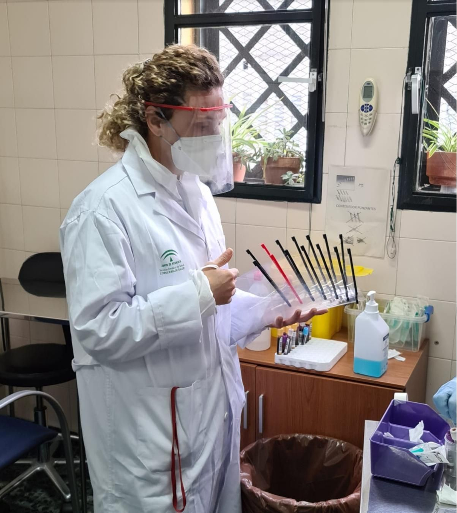 Una sanitaria con una de las pantallas de protección entregadas.