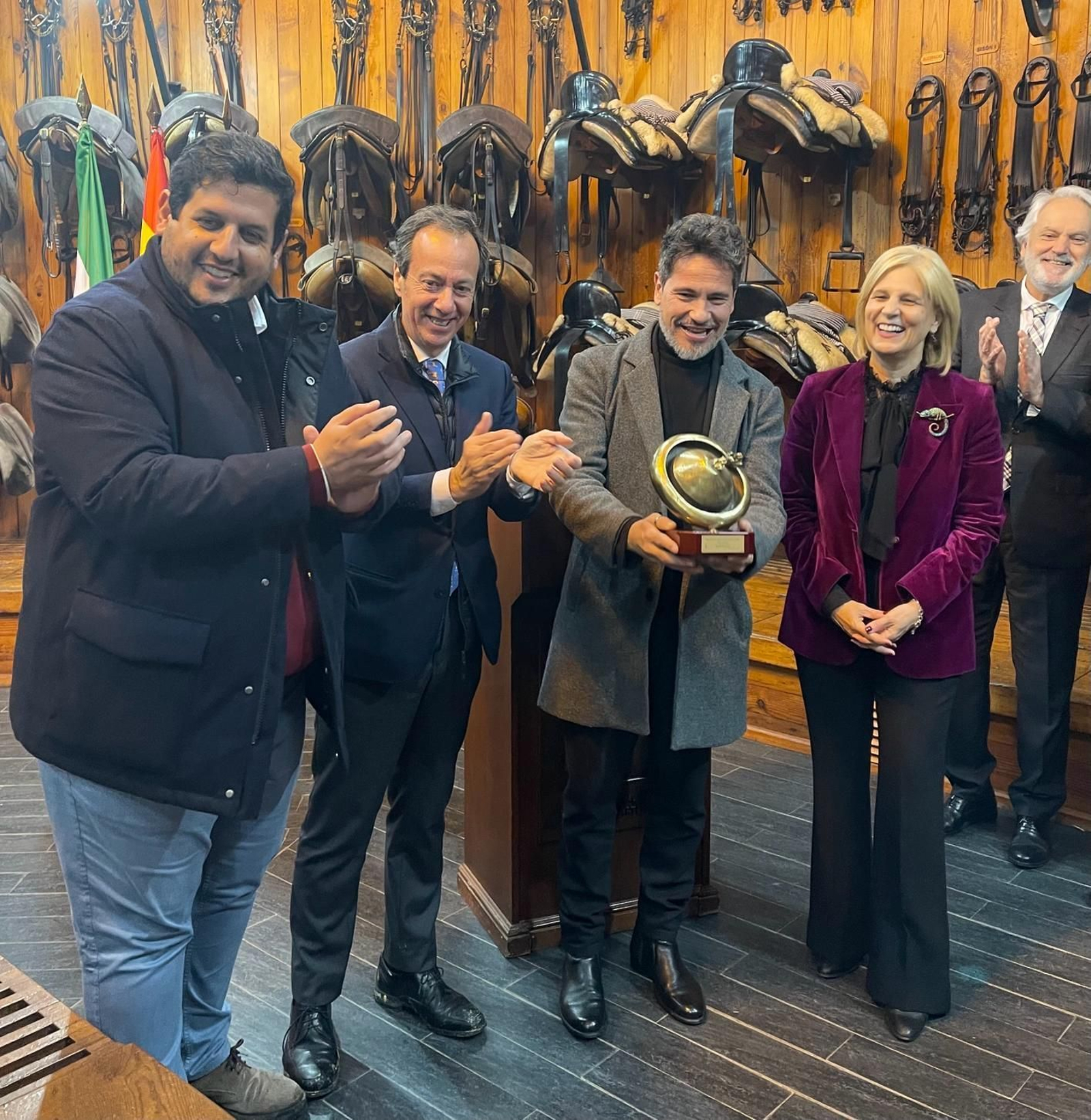 David DeMaría junto a las autoridades durante el acto de entrega del título de Embajador de la Real Escuela 2024.