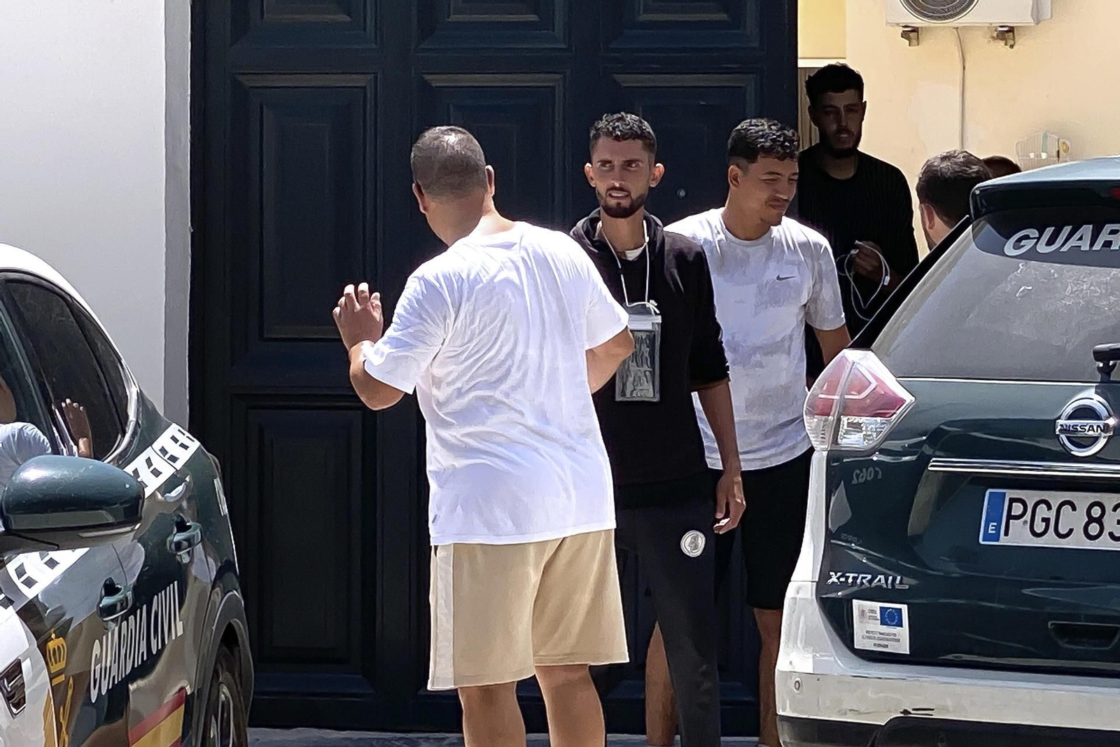 Diez migrantes llegan a una playa de Castell de Ferro en una embarcación rápida