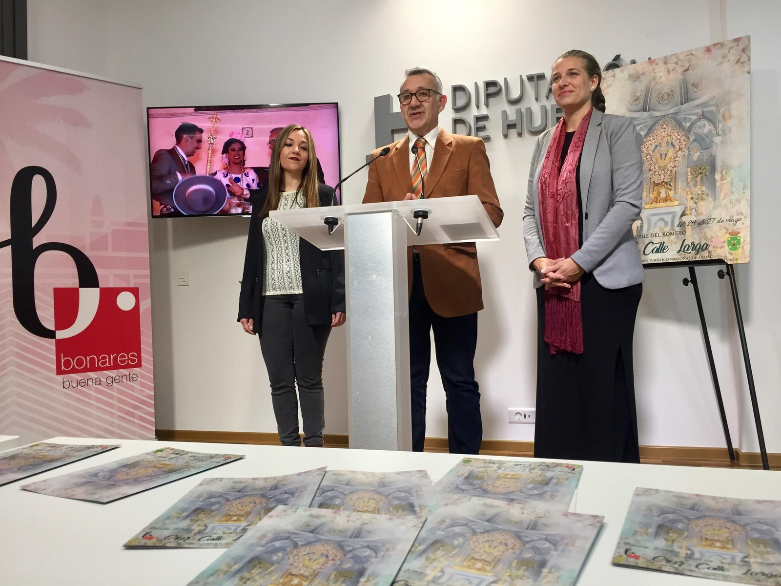Yolanda Jiménez, Juan Antonio García y Rocío de la Torre, ayer en la presentación de las Cruces. Yolanda Jiménez, Juan Antonio García y Rocío de la Torre, ayer en la presentación de las Cruces.