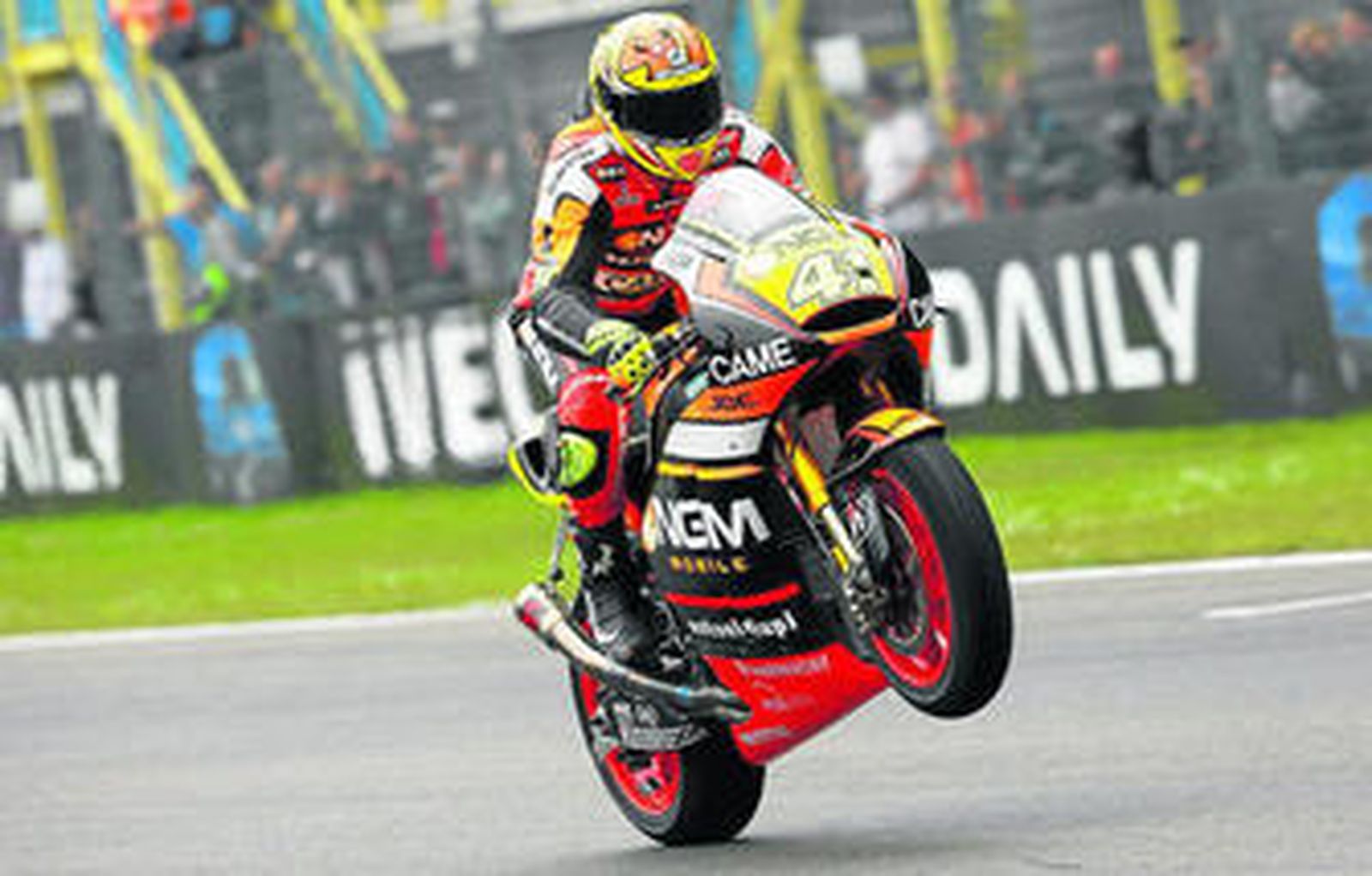 Aleix Espargaró, tras conseguir la 'pole position' en el circuito holandés de Assen.