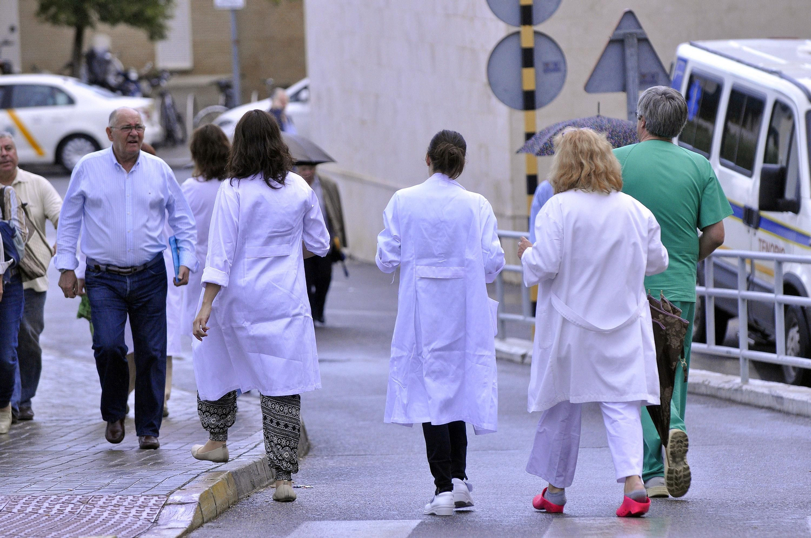 Un grupo de profesionales sanitarios en el complejo Virgen del Rocío.