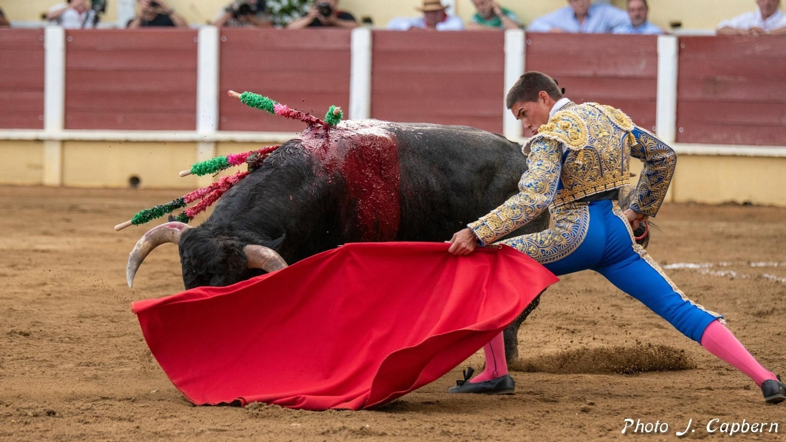 El joven almeriense luciéndose ante la cercanía del toro.