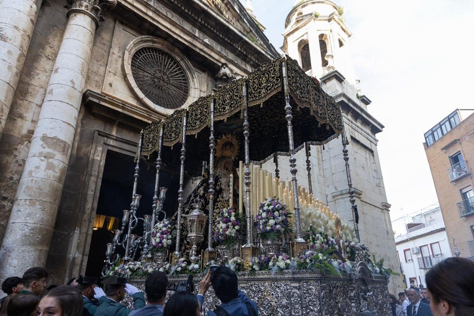 Las cofradías de la Vera Cruz, Expiración y Gran Poder lucen sus cortejos en la calle
