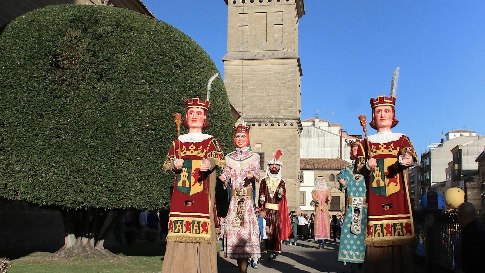 Los gigantes cabezudos desfilan por las calles ubetenses.