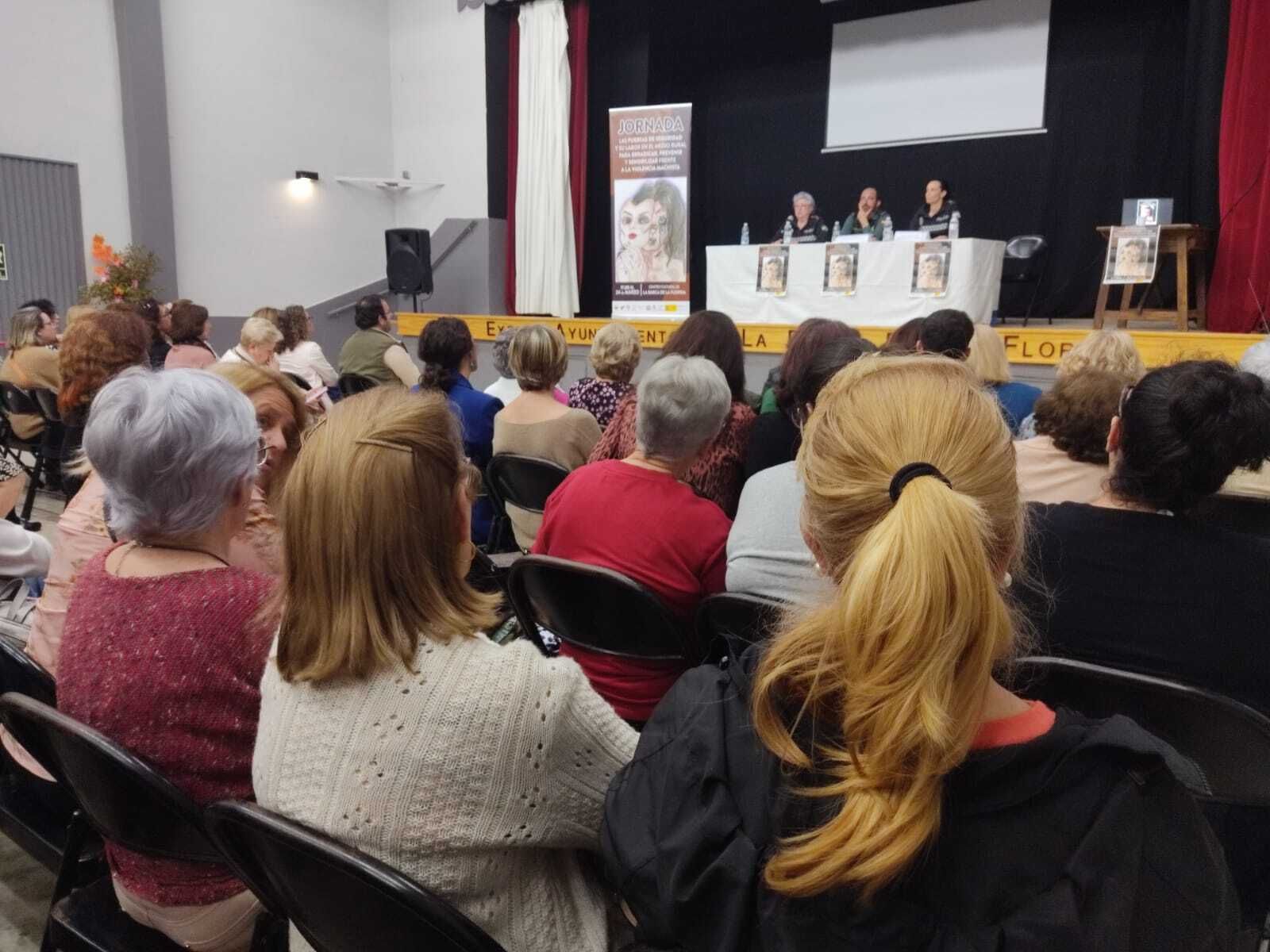Asistentes a la jornada en centro cultural de La Barca.