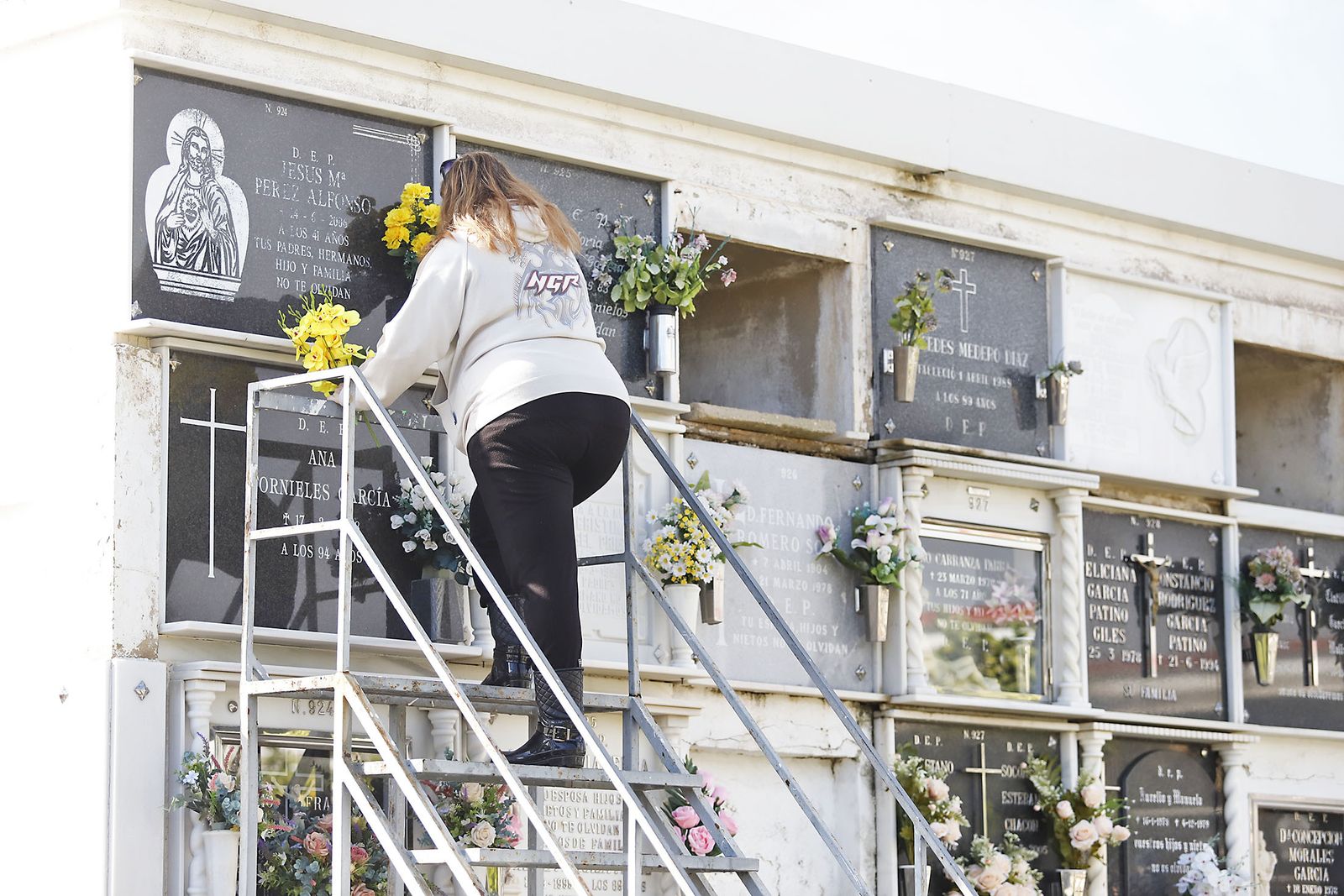 Imágenes del Día de Todos los Santos en el cementerio de la Soledad de Huelva
