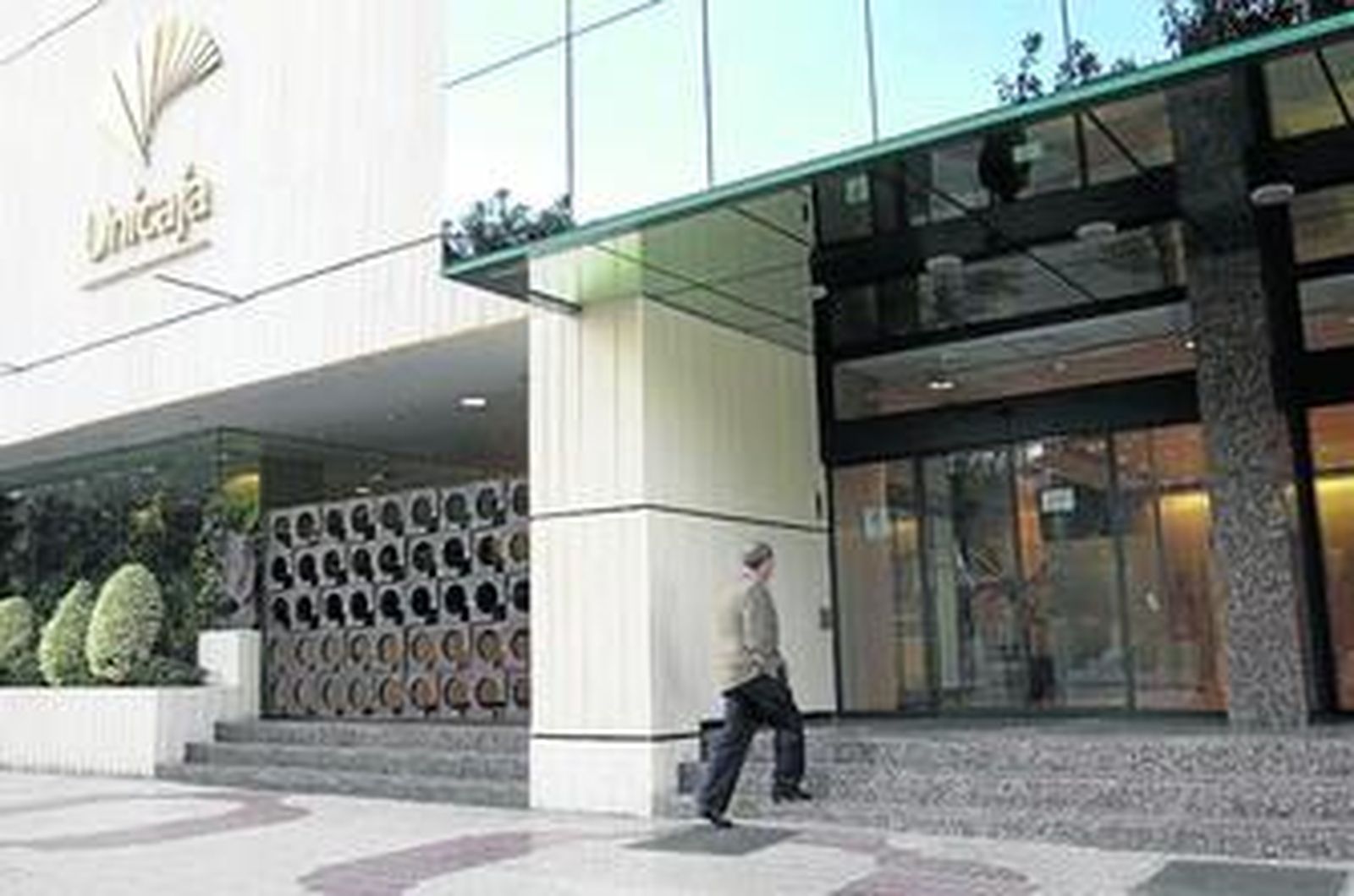 La sede central de Unicaja, en la Avenida Andalucía, acogió ayer el consejo de Administración de la entidad.