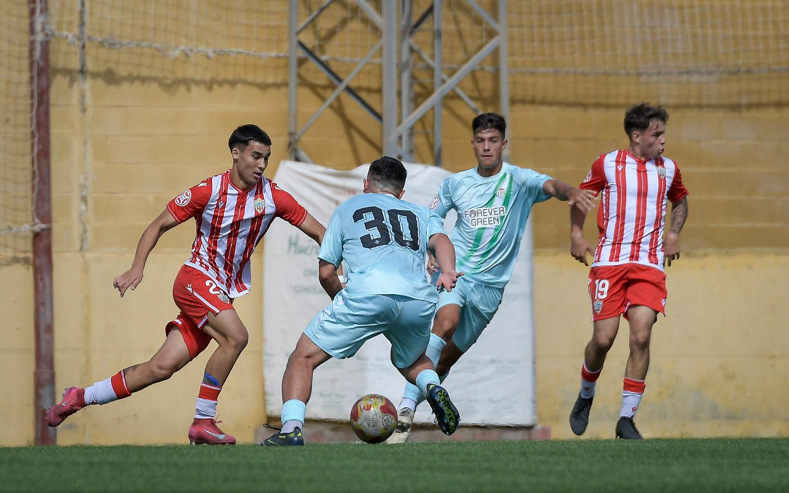 El rojiblanco José Antonio conduce el balón ante la presión rival durante una acción del encuentro frente a los verdiblancos.