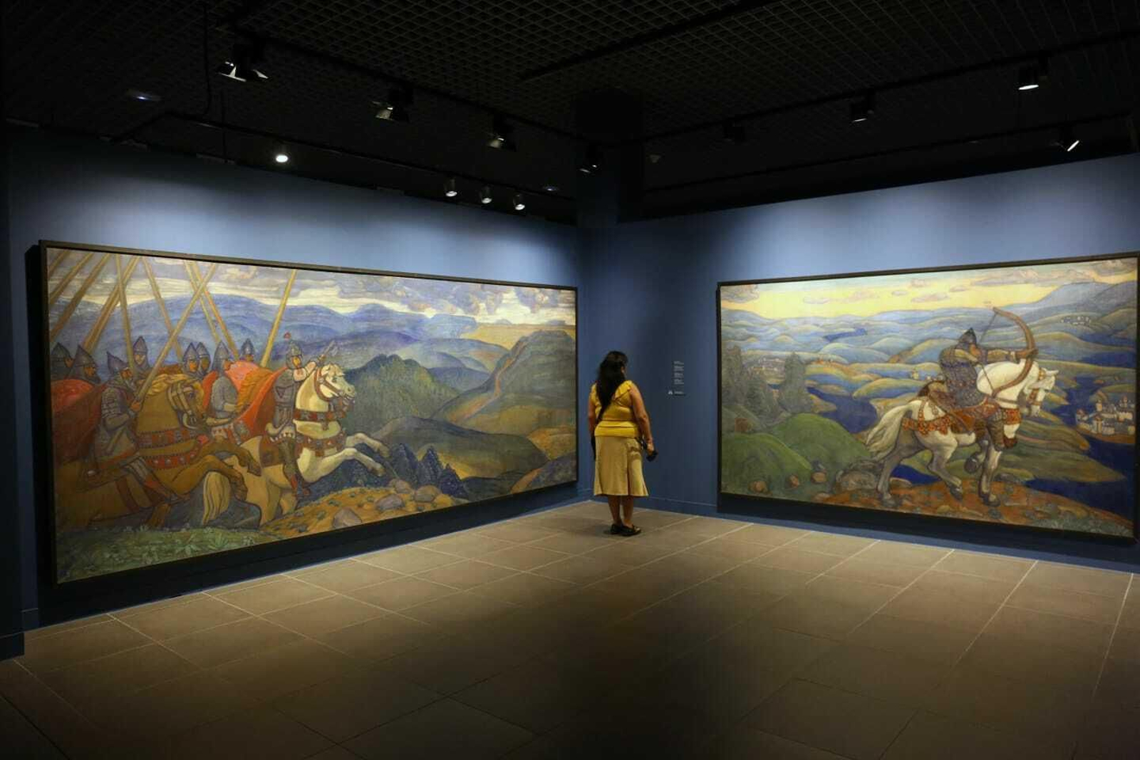 Dos lienzos de gran tamaño de Nikolái Roerich, en la exposición presentada este viernes en el Museo Ruso. Dos lienzos de gran tamaño de Nikolái Roerich, en la exposición presentada este viernes en el Museo Ruso.