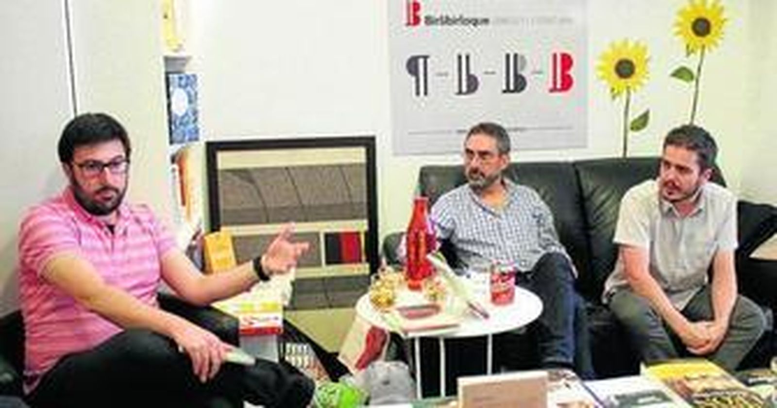 Diego Moreno, Antonio Rivero Taravillo y Kike de la Rubia, durante la presentación del volumen en la librería Birlibirloque de Sevilla. Abajo, tres de las ilustraciones que contiene la selección de poemas de Whitman.