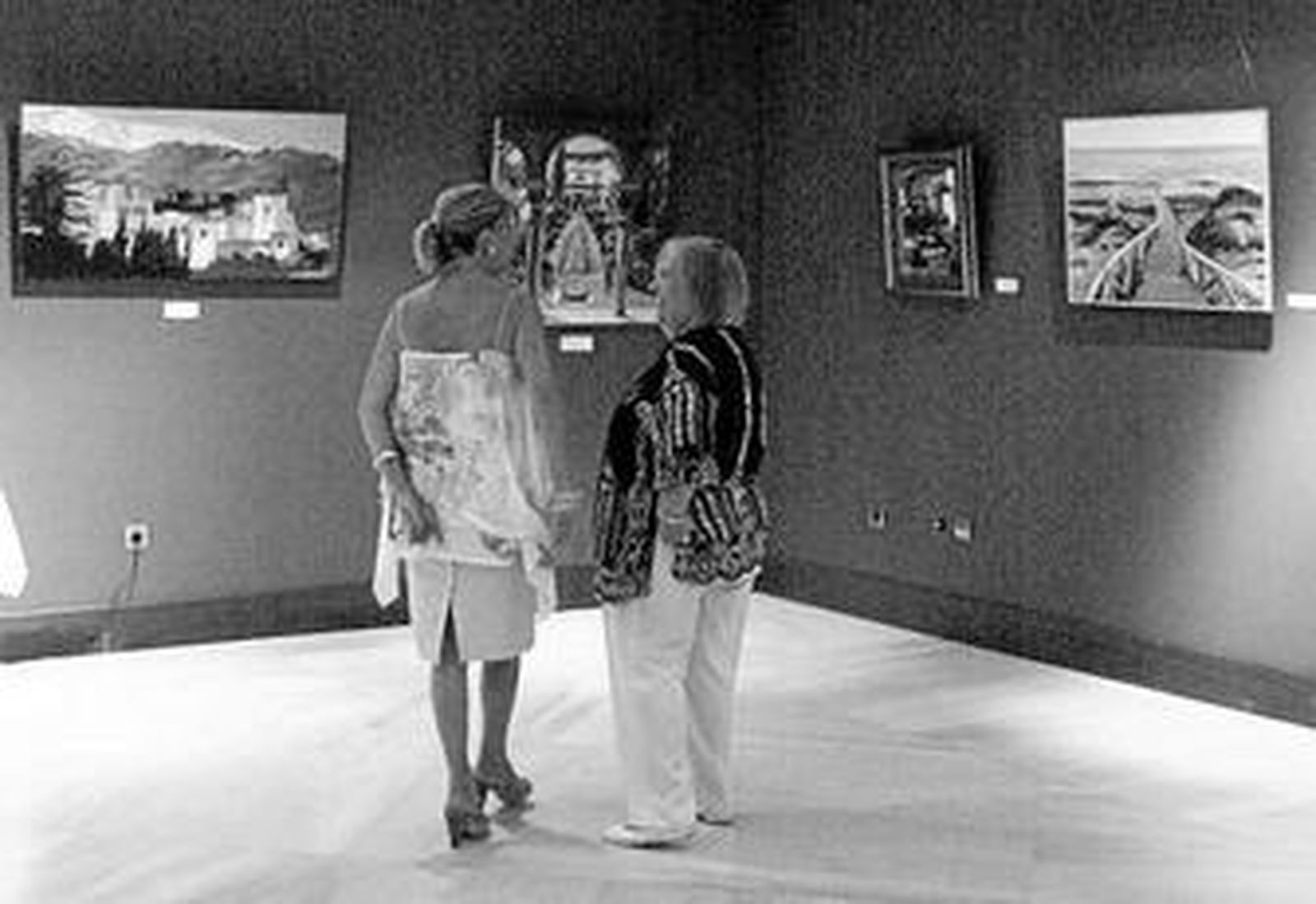 Milagros Ariza y Lola Revilla conversan junto las obras que tienen expuestas en El Rompido.