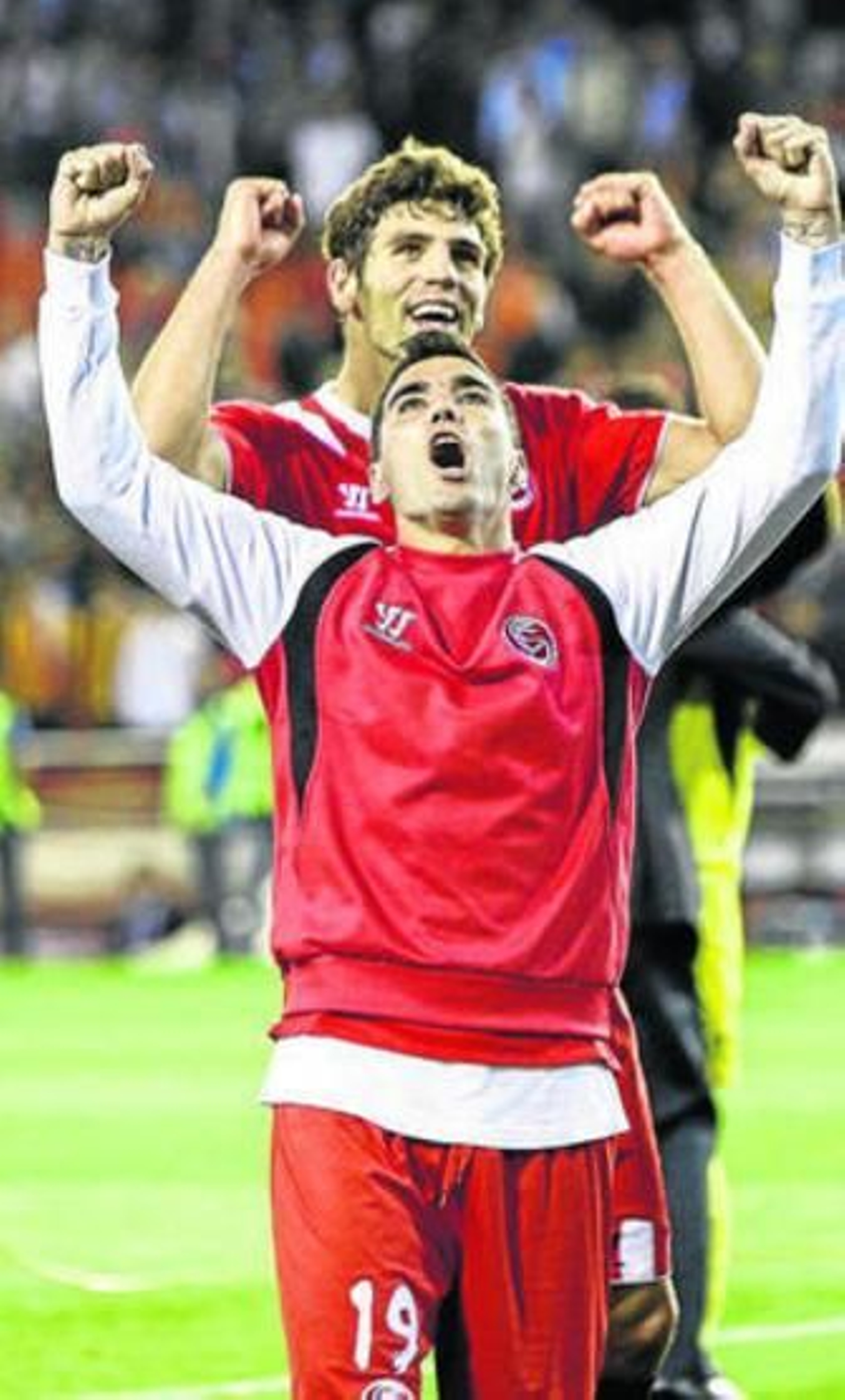 Reyes, junto a Fazio, celebra el pase a la final.