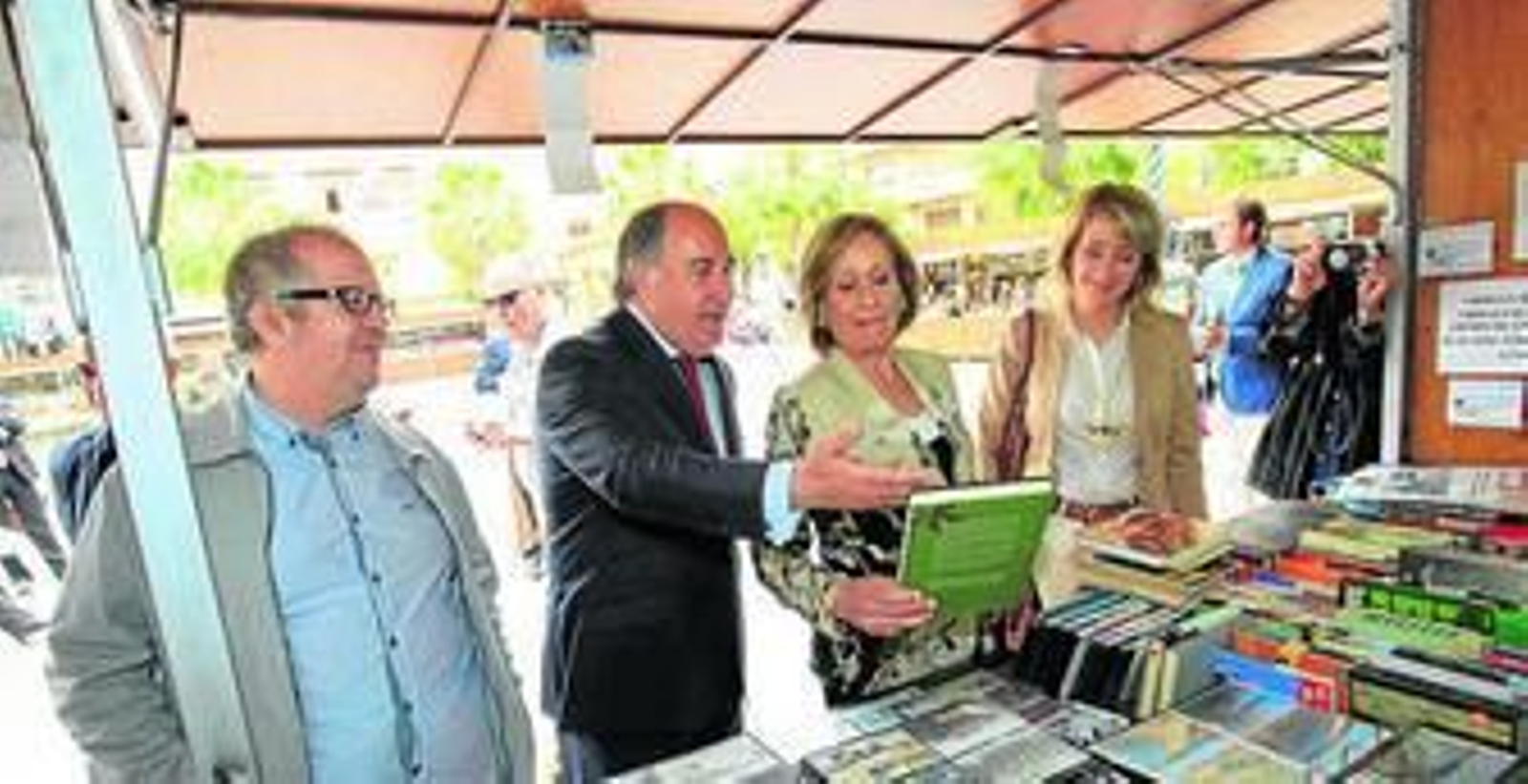Téllez, Landaluce y Pintor acompañan a García Píriz en la visita por la Feria del Libro de Algeciras.