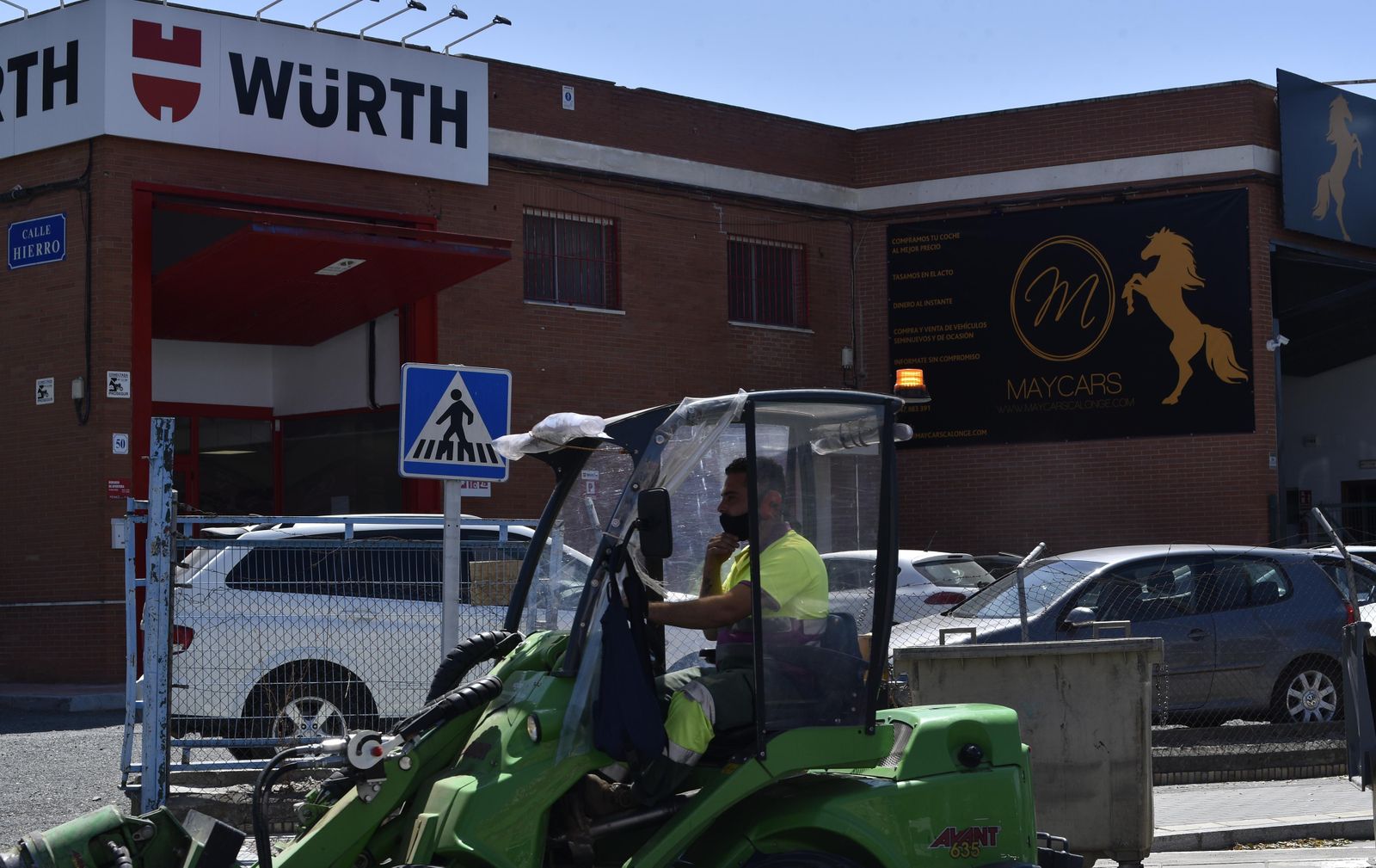 Un trabajador del Polígono Calonge, en Sevilla.