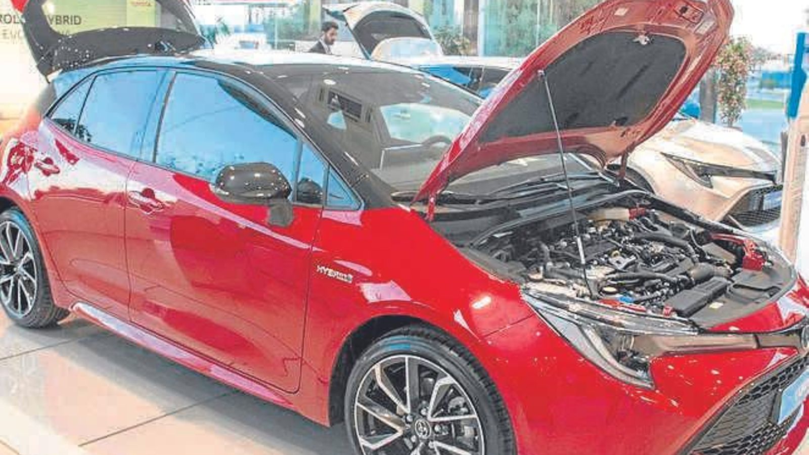 Imagen del nuevo Corolla con el motor y el resto de elementos mecánicos a la vista de los visitantes.