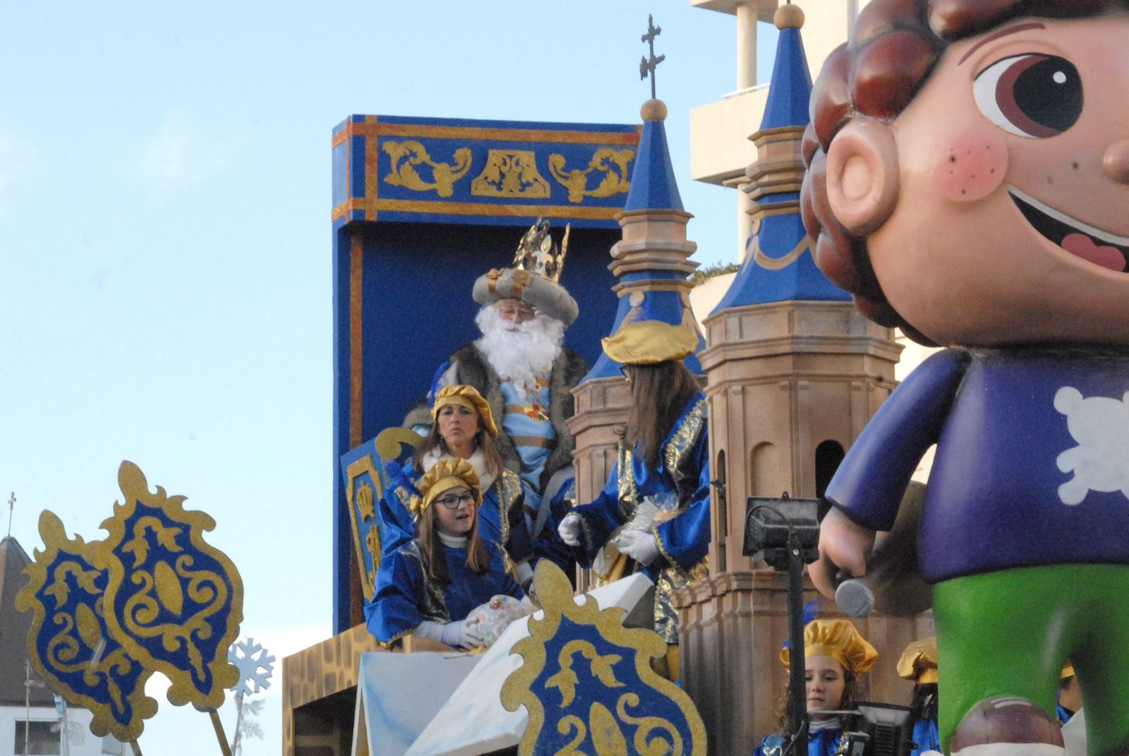 El Rey Melchor (Francisco García Barroso, de la librería Bozano) a bordo de una peculiar carroza que recrea las torres de la Iglesia Mayor, en la Cabalgata de la Ilusión del año 2015