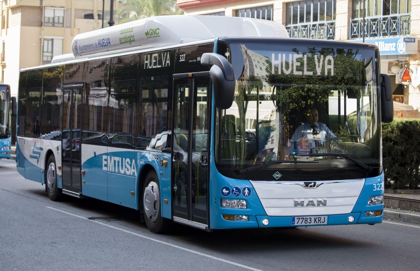Un autobús de Emtusa circula por una de las calles de Huelva capital.