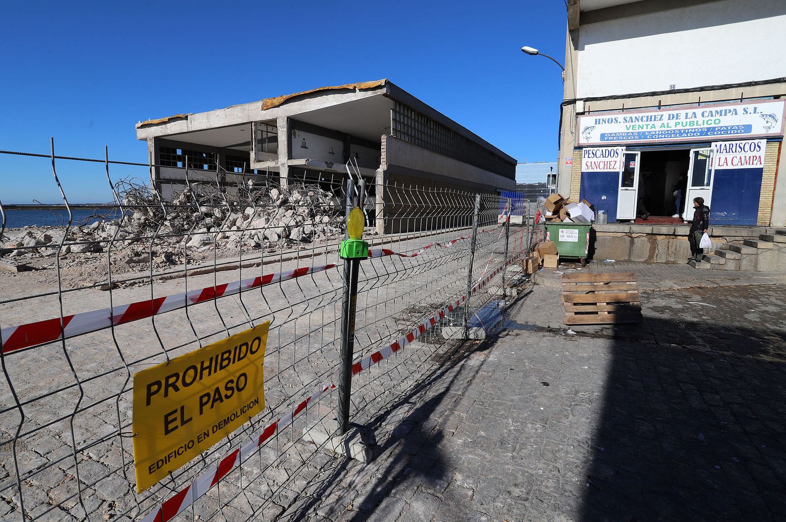 Imagen del edificio de la antigua lonja de pesca en el día de ayer.