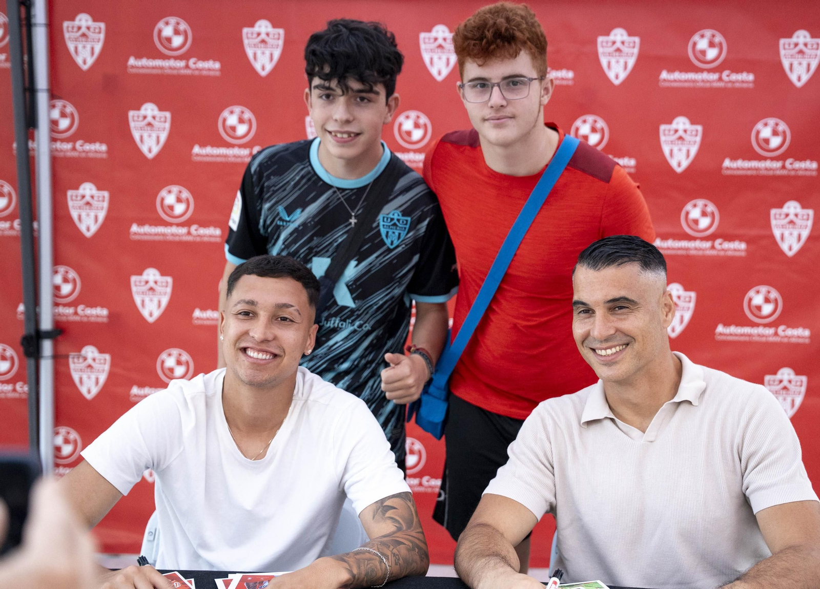 Los jugadores de la UDA Thalys y Andrés firman autógrafos
