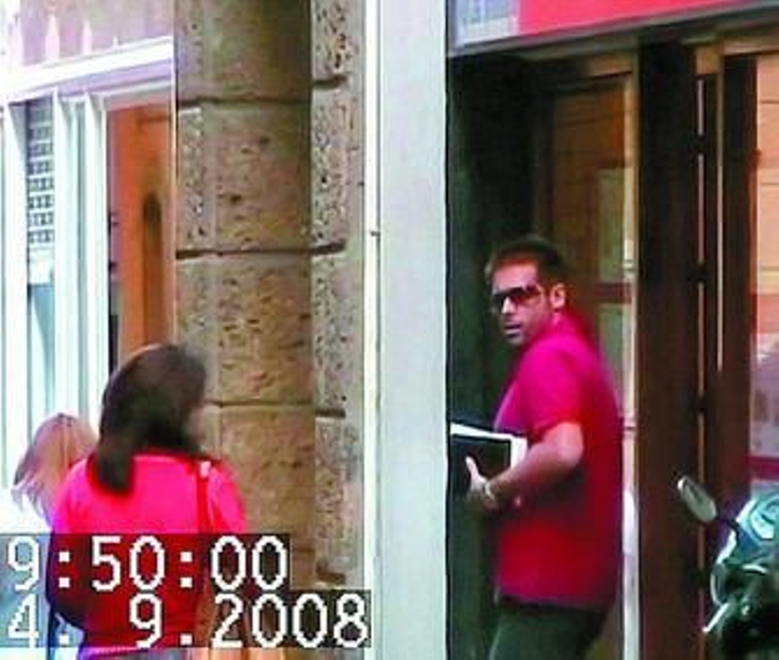 Ana Suárez y Luis Manuel García, ante la oficina inmobiliaria que usaban, en un vídeo del verano pasado.