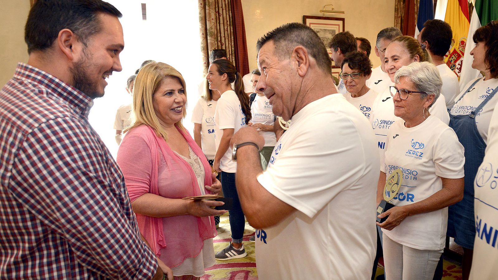 Manuel Mestre charla con Mamen Sánchez y Jesús Alba, delegado de Deportes.
