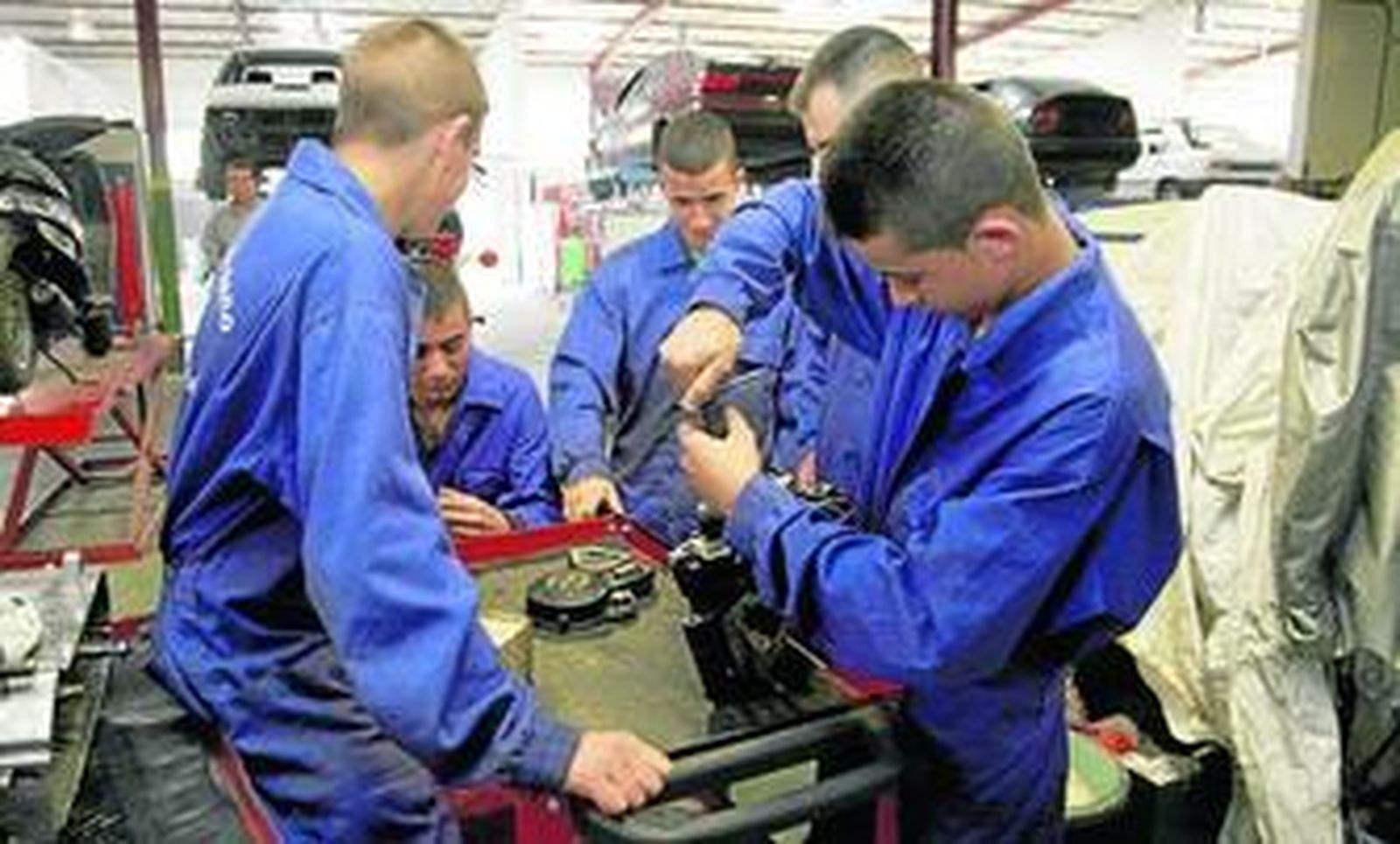 Estudiantes de Formación Profesional de la especialización en mecánica.