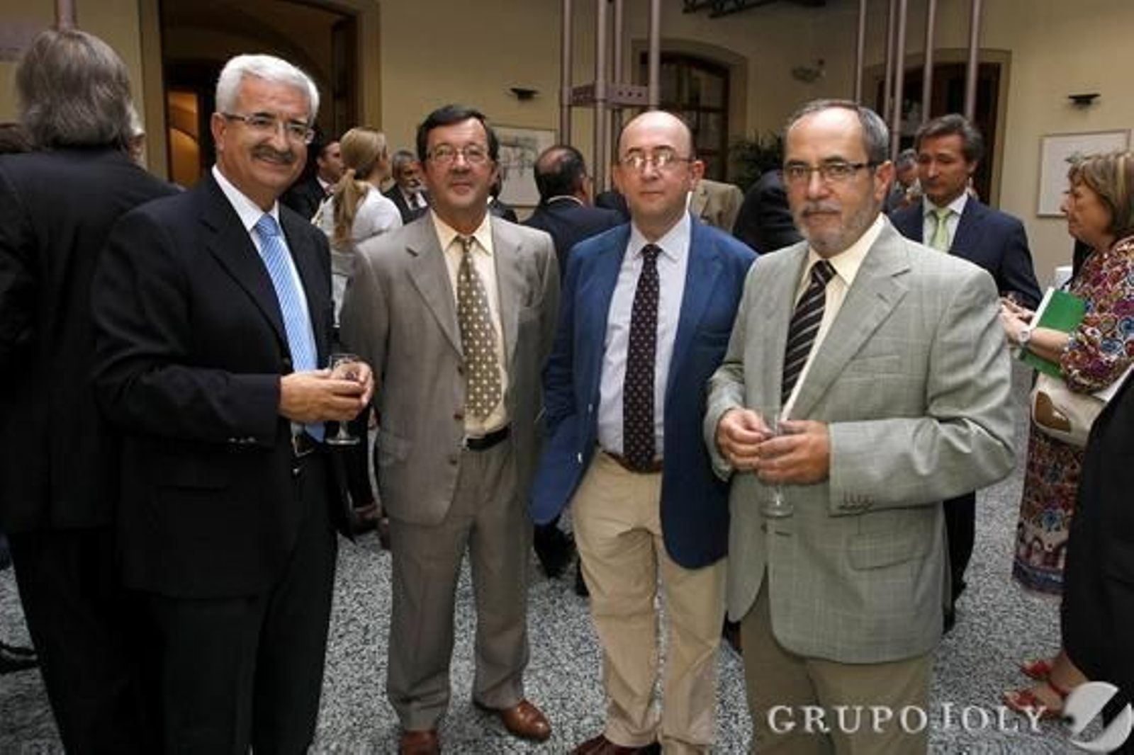 Manuel Jiménez Barrios, delegado del Gobierno; Antonio Ramírez, director general de Administración Local de la Consejería de Gobernación, Rafael Román y Carlos Perales.

Foto: Julio Gonzalez-Joaquin Pino-Jose Braza