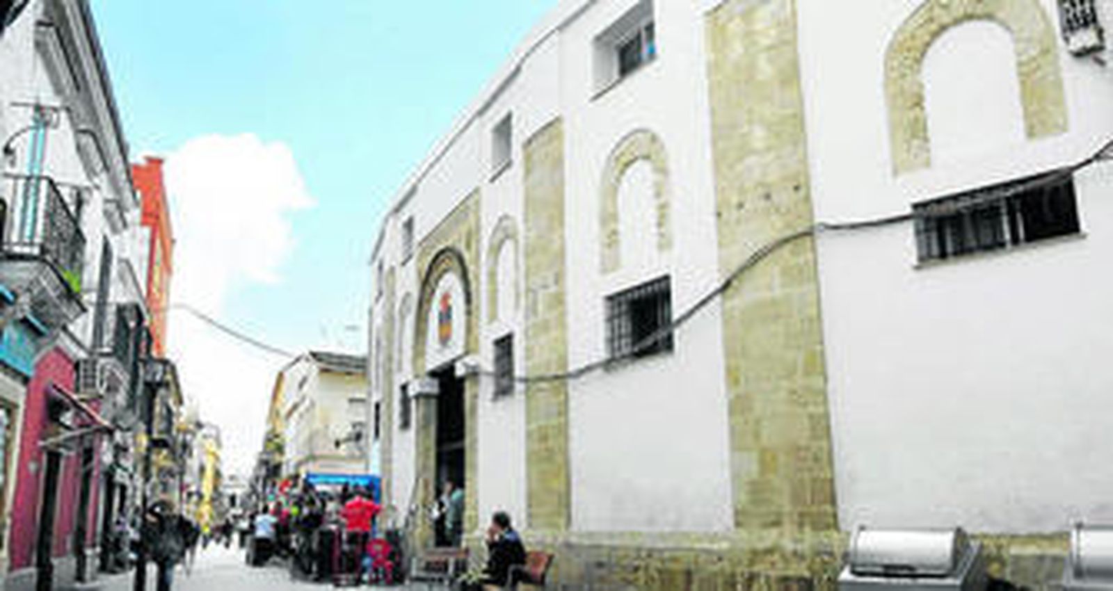 Los guardas de seguridad de la empresa concesionaria  privada Prosetecnisa ya han dejado de prestar servicio en la plaza de Abastos .