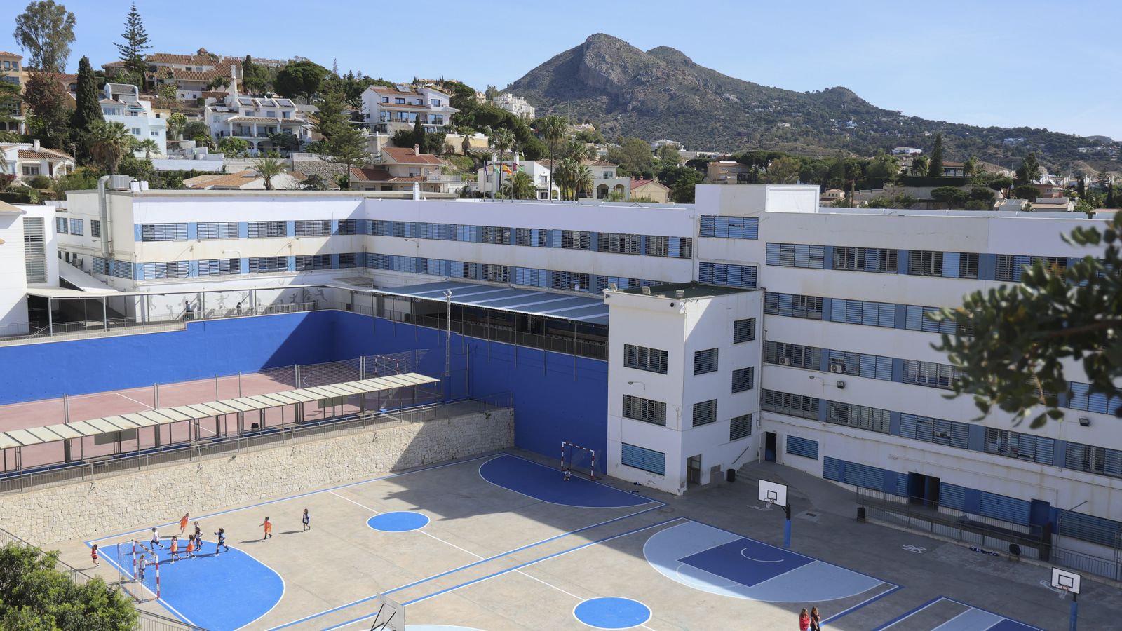 Colegio y casas en Cerrado de Calderón.