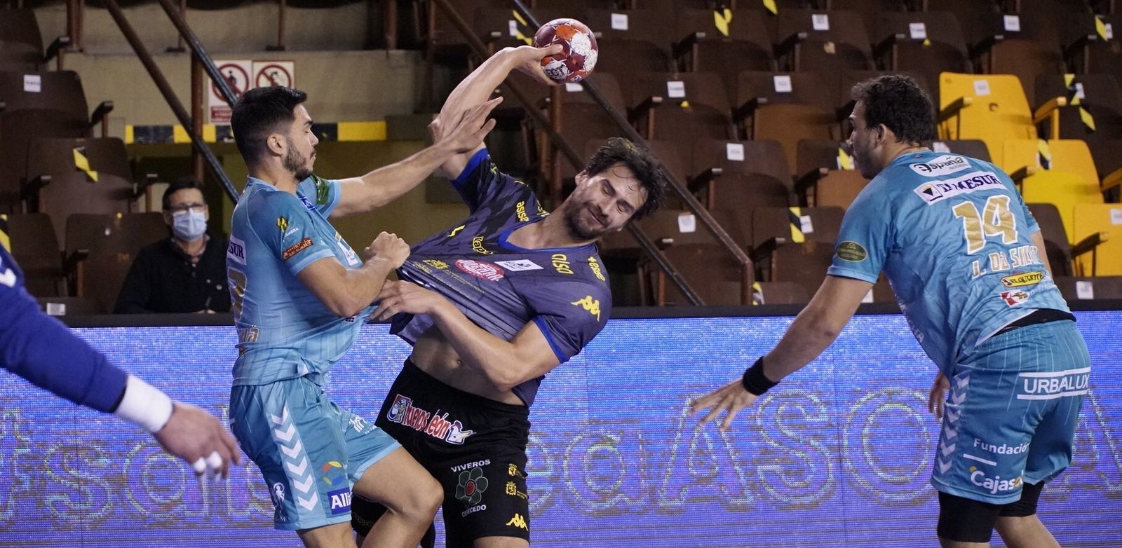 Xavi Túa, extremo del Ángel Ximénez, frena un ataque del Ademar León.