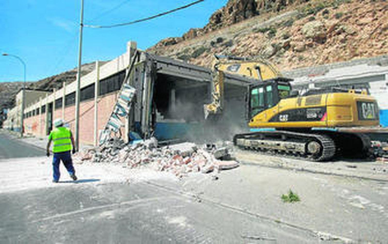Los trabajos han obligado a cortar el acceso a la capital por la autovía y habilitar desvíos para la circulación.