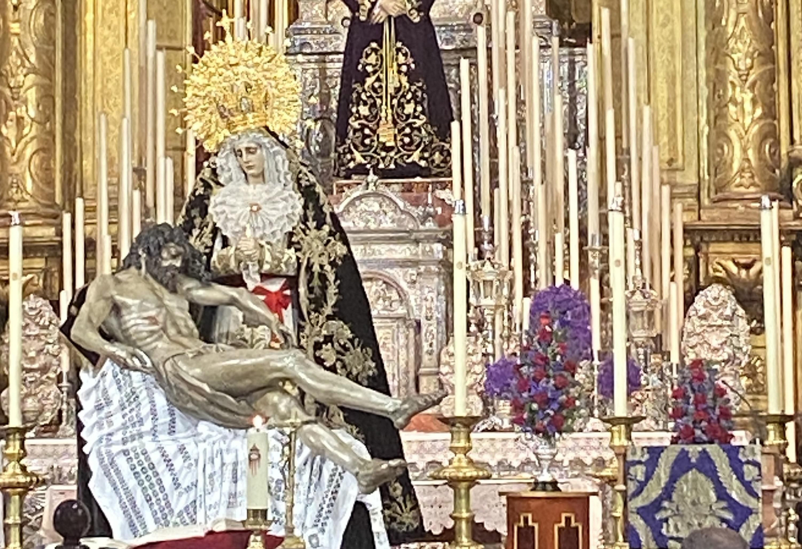 Inédita imagen del pasado domingo de La Soledad y el Descendimiento en la basílica de La Merced.